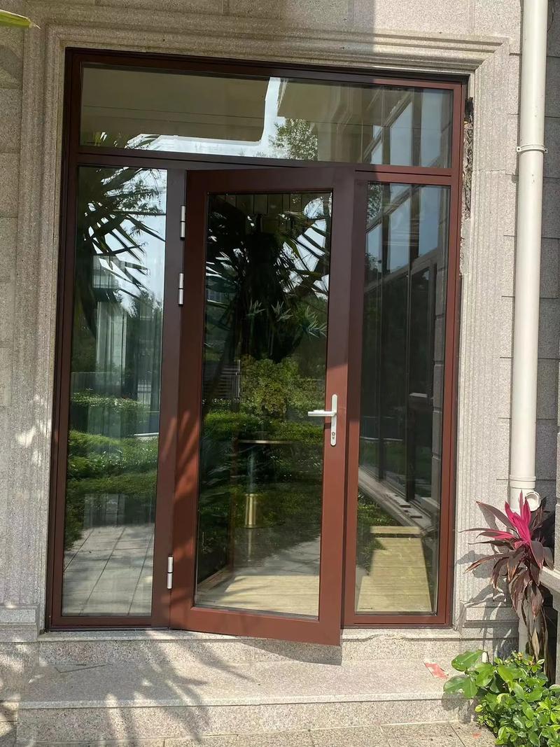 咖啡色專(zhuān)場(chǎng) 沃倫系統(tǒng)門(mén)窗，金屬門(mén)窗的藝術(shù)與實(shí)用融合